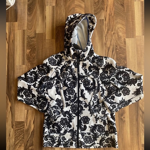 RARE- Size 12 WHITE AND BLACK LULULEMON SCUBA - Picture 2 of 14